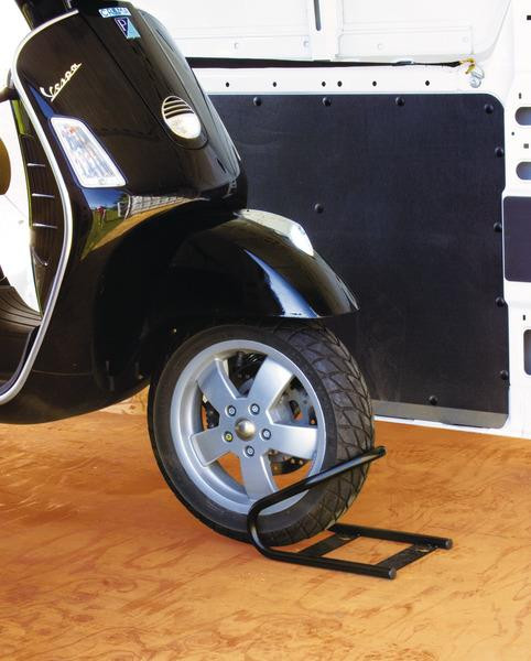 Držák předního kola motocyklu MotoWheel Chock Front, parkovací kolébkový stojan do garáže obytného auta a na přepravní přívěs, ocel 303622