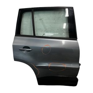 VW Tiguan 5N r.v. 2009 šedá metalíza kód barvy LR7N pravé zadní dveře S5VX3T80716 VW Tiguan 5N r.v. 2009 šedá metalíza kód barvy LR7N pravé zadní dveře S5VX3T80716