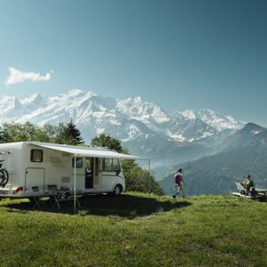 Nástěnná markýza Thule Omnistor 8000 s 230V motorem – 6,0 m, Cream / Mystic Grey 313348