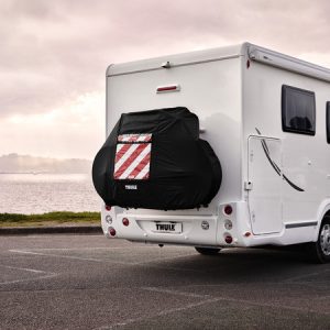 Ochranná plachta na kola Thule Bike Cover pro 2–3 jízdní kola (s integrovanou kapsou na výstražný terč, úložná taška, černá) 312654