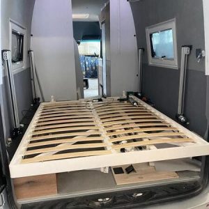 Elektrické zvedací lůžko Carbest (1853 x 1400 mm, 12V, nosnost 400 kg, včetně matrace) 308133 Elektrické zvedací lůžko Carbest (1853 x 1400 mm, 12V, nosnost 400 kg, včetně matrace) 308133