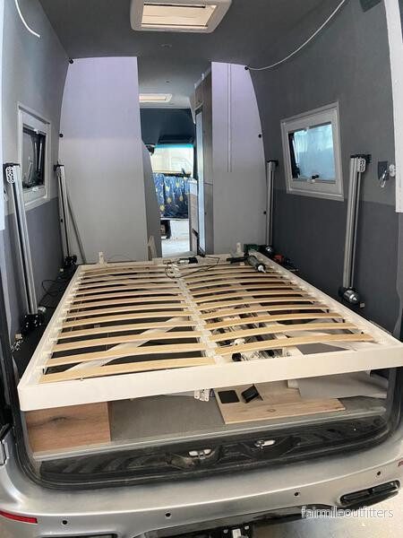Elektrické zvedací lůžko Carbest (1853 x 1400 mm, 12V, nosnost 400 kg, včetně matrace) 308133